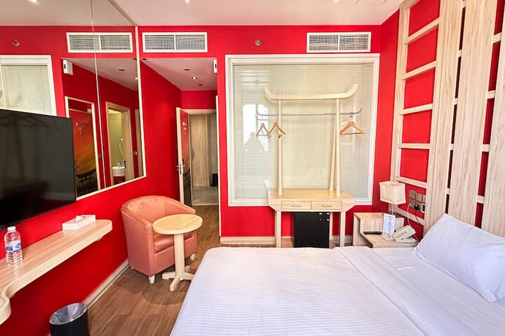 Room 7 of 16