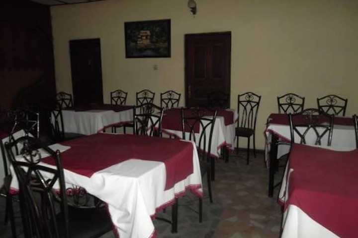 Dining 10 of 12