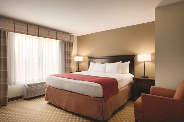 1 Queen Bed (6 of 7)