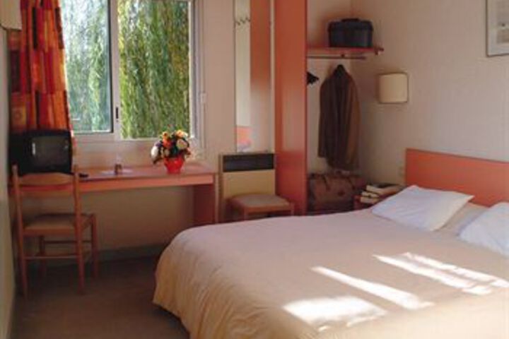 Room 6 of 10
