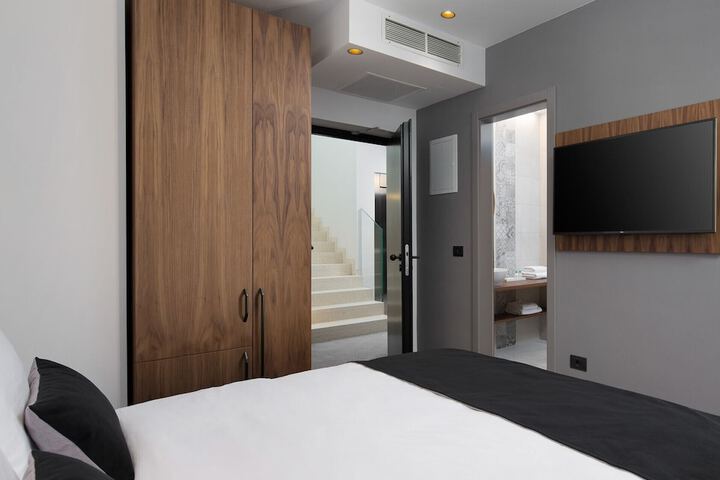 Room 6 of 33