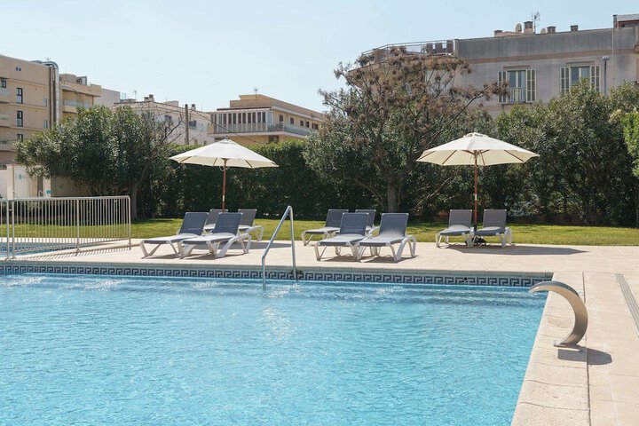 Hotel Pool