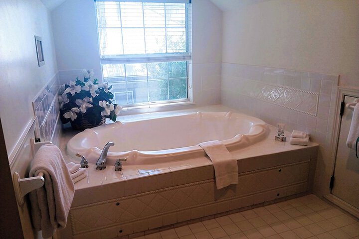 Deep soaking bathtub