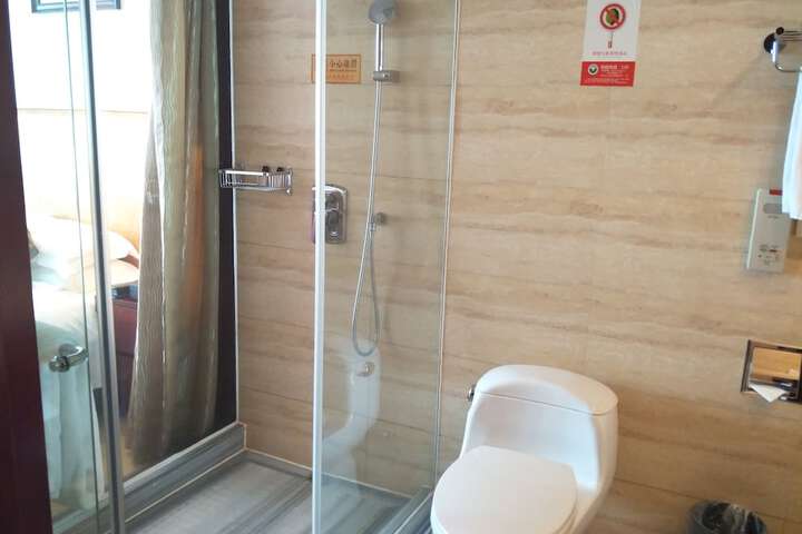 Room 8 of 33