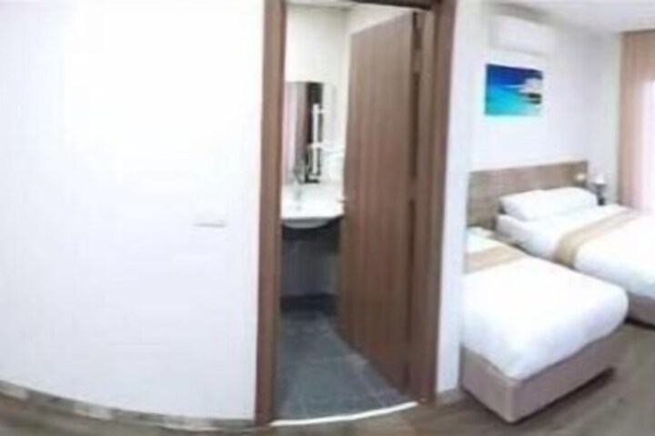 Room 8 of 27