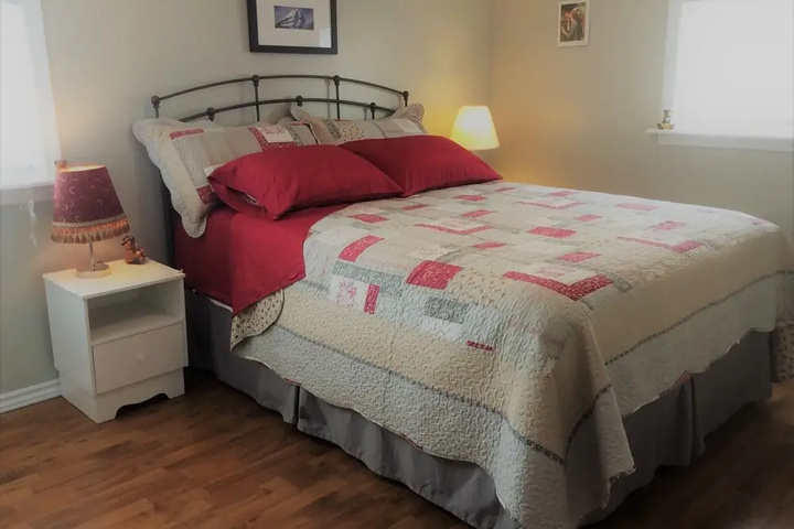 Room 4 of 8