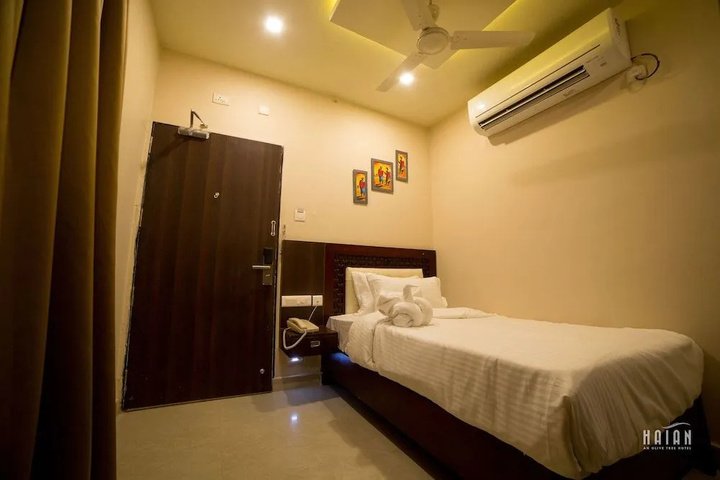 Room 6 of 14
