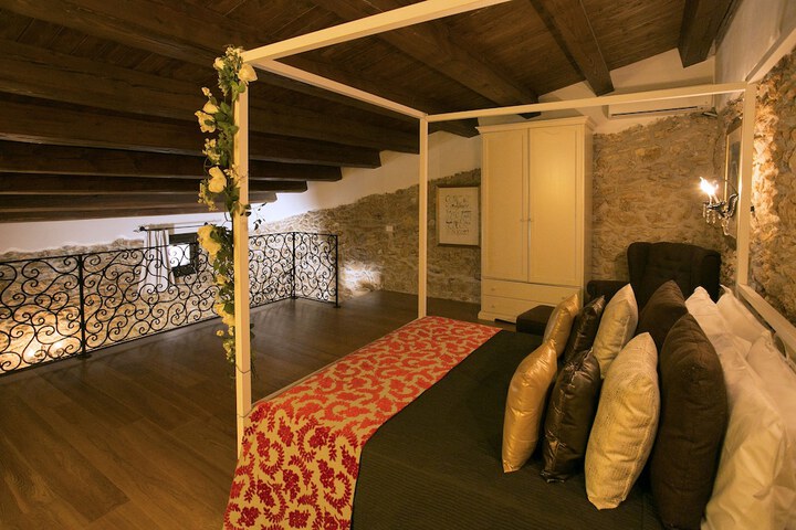 Room 8 of 66