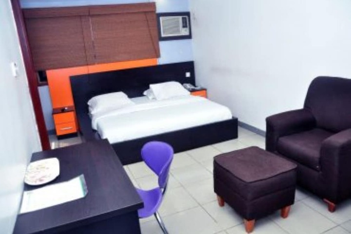 Room 4 of 27