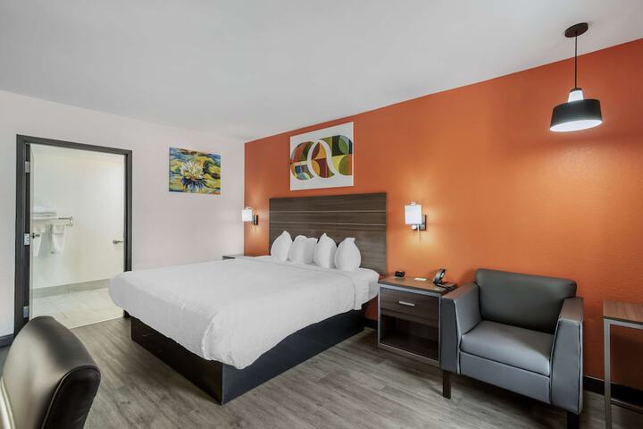 1 King Bed Microwave and Refrigerator WiFi Continental Breakfast (4 of 34)