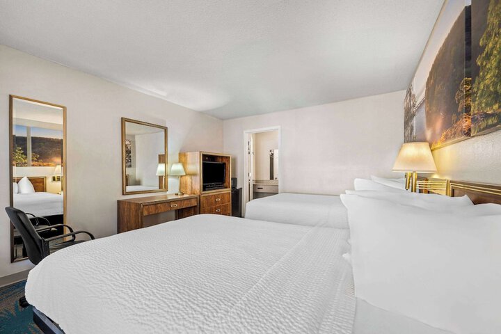 2 Double Beds (13 of 15)