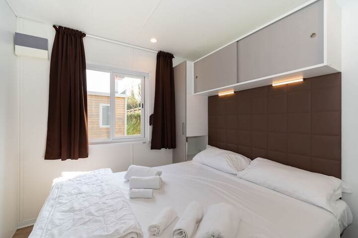 Room 6 of 136