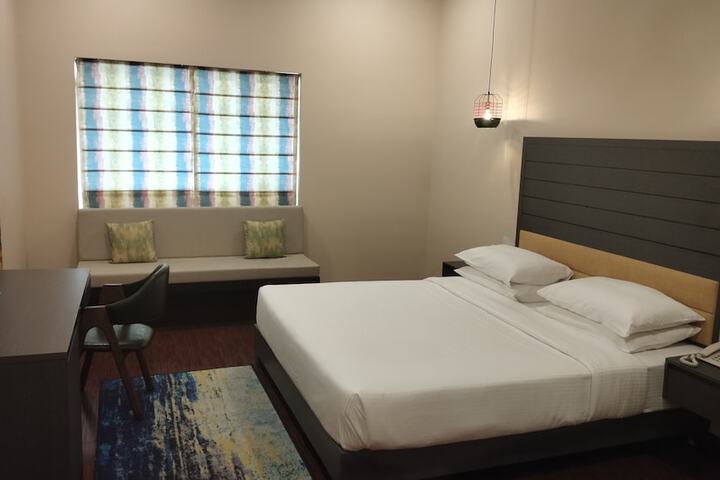 Room 10 of 28