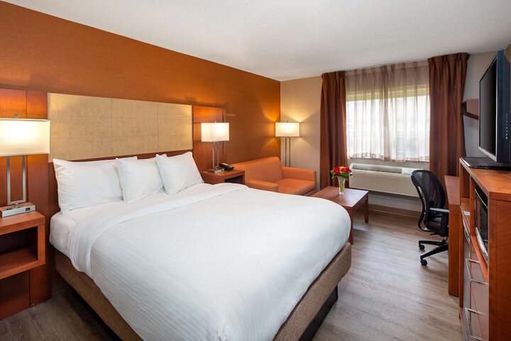 1 King Bed (3 of 7)