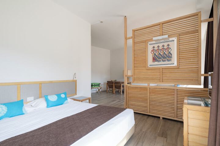 Room 32 of 60