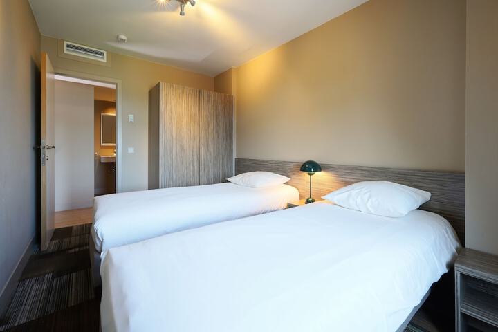 Room 13 of 83