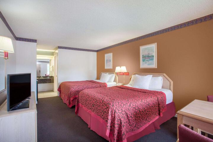 1 Queen Bed (9 of 11)