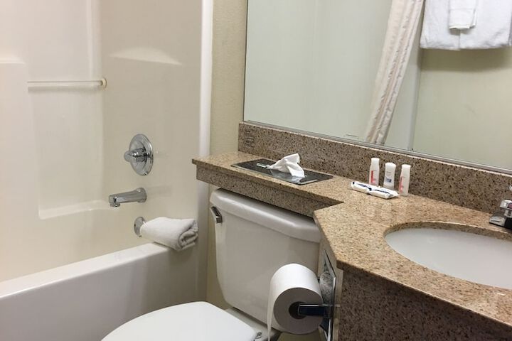1 Queen Bed Accessible Room (7 of 54)