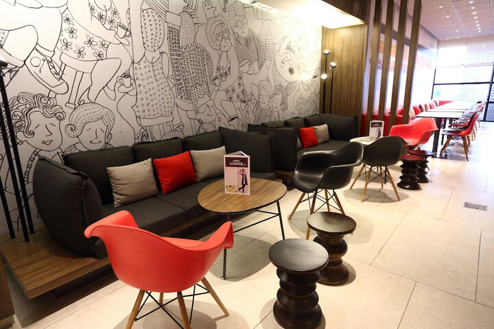 Lounge 23 of 31