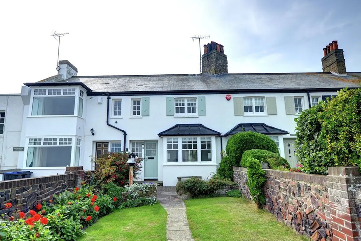 Spacious Home With sea Theme Directly Situated at the sea in Broadstairs
