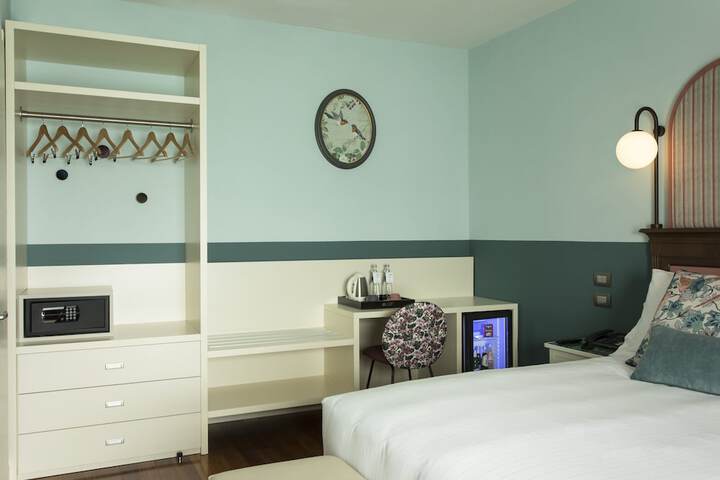 Room 10 of 93