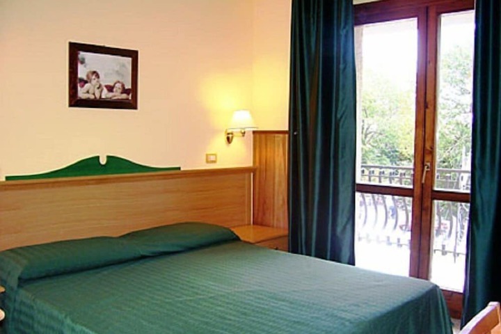 Room 6 of 30