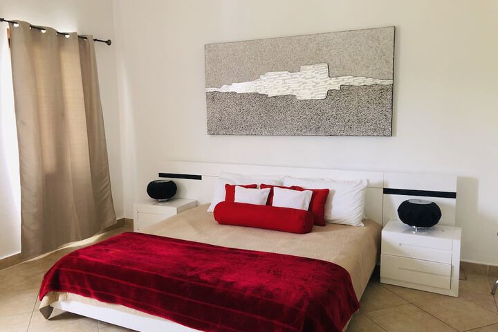 Room 4 of 93