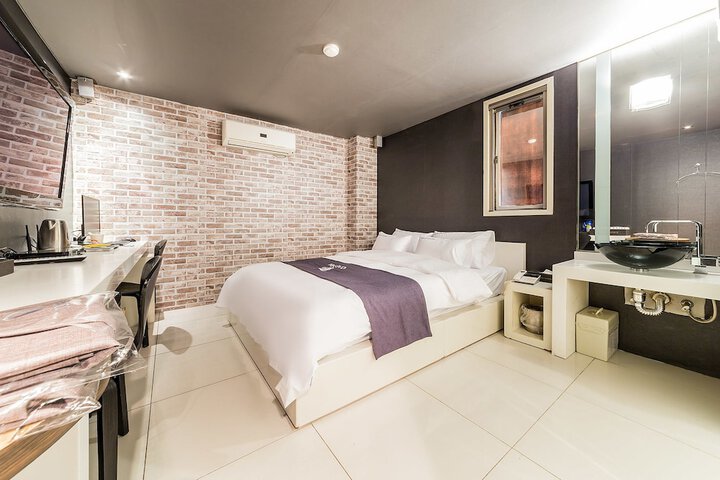 Room 6 of 20