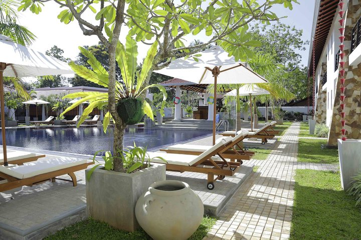Hotel with Pool