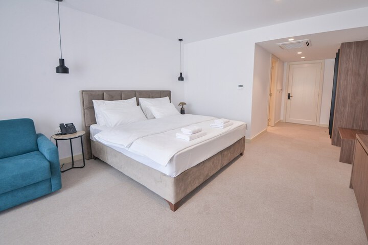 Room 8 of 35