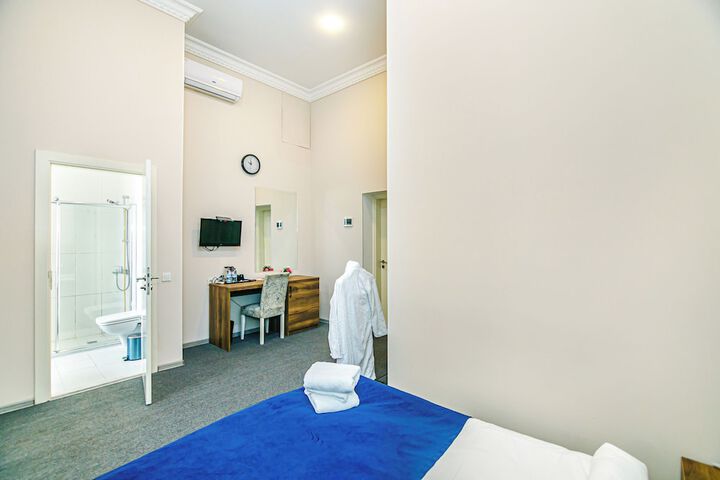 Room 4 of 79
