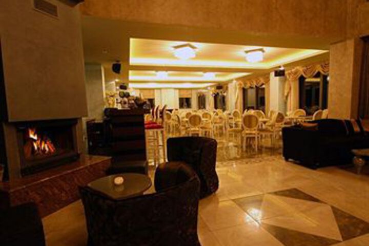 Lounge 12 of 29