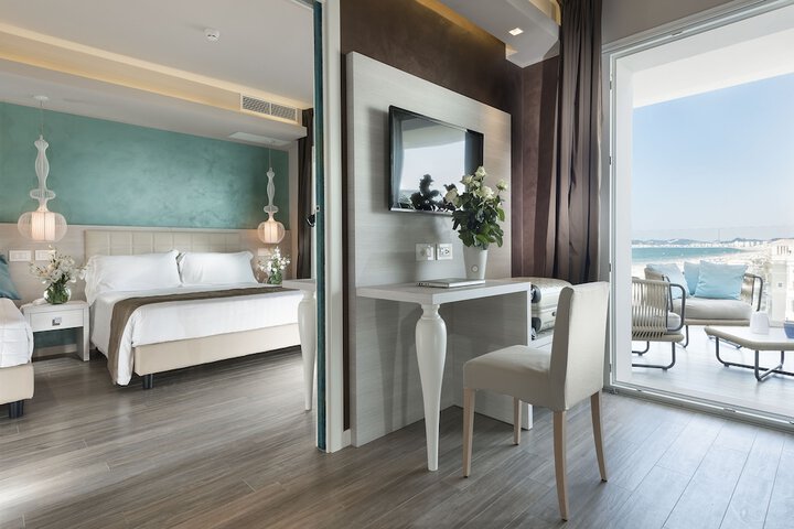 Room 6 of 80