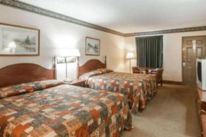 2 Queen Beds (7 of 12)