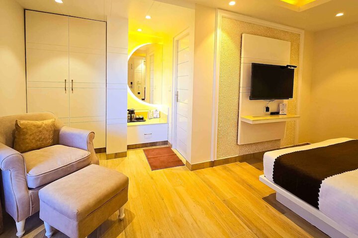 Room 15 of 48