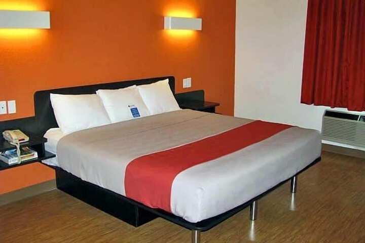 Room 10 of 28