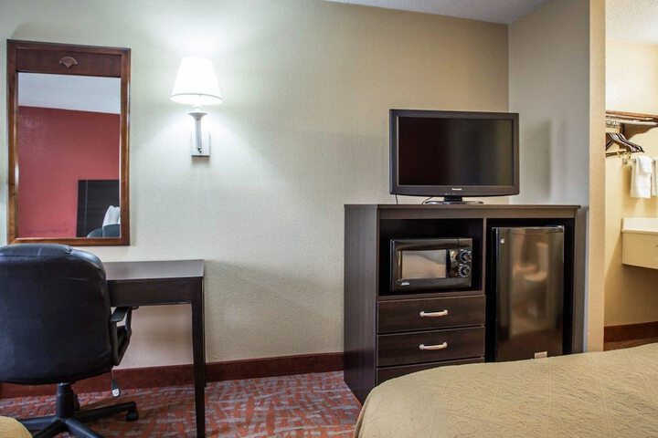 1 Queen Bed (2 of 6)