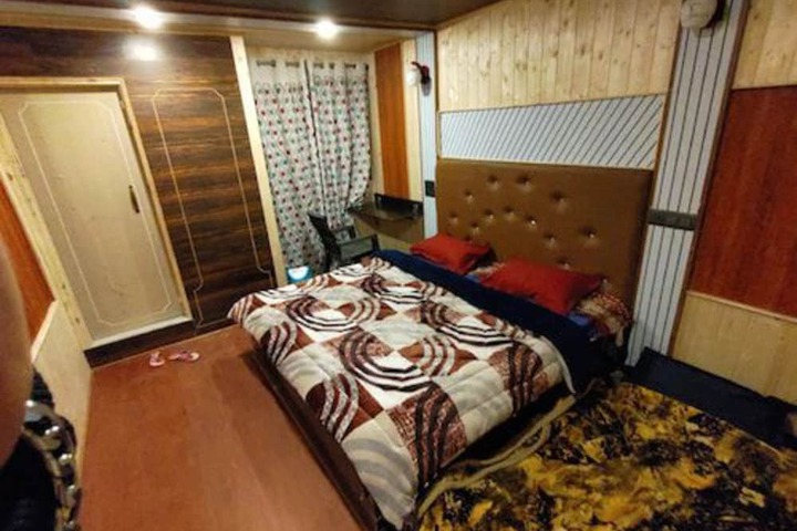 Room 6 of 15