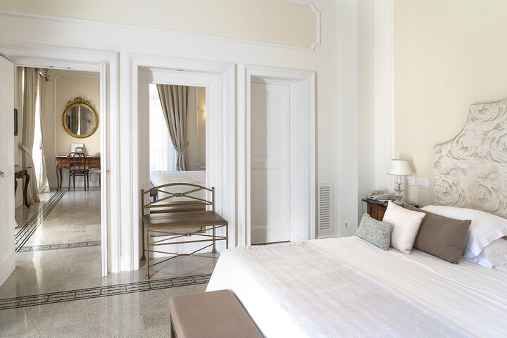 Room 44 of 185