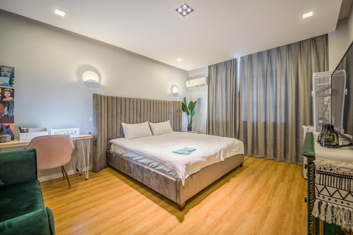 Room 6 of 28