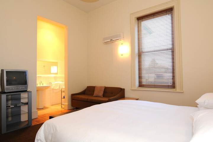 Room 1 of 32