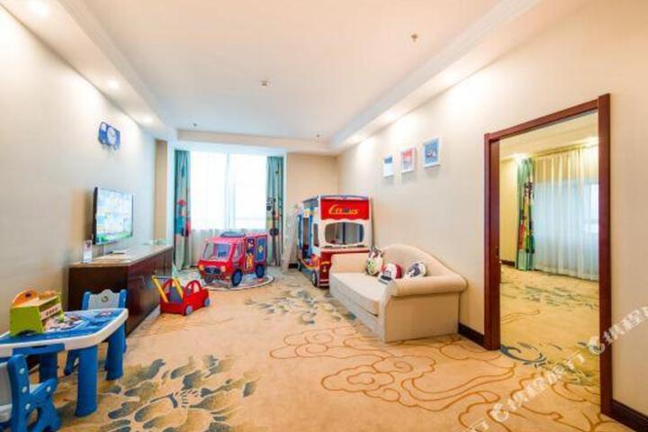 Vienna International Hotel (Chengde University Town High Speed Railway Station)