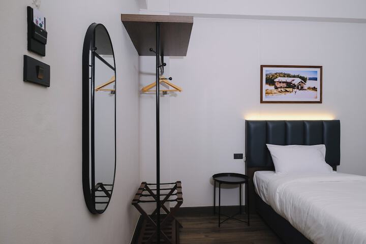 Room 8 of 14