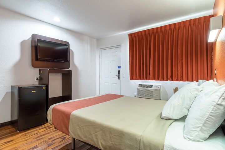 1 Queen Bed Refrigerator (10 of 16)