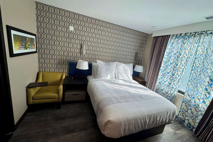 1 Queen Bed Work Desk Refrigerator WiFi Shower Only Full Breakfast (3 of 5)