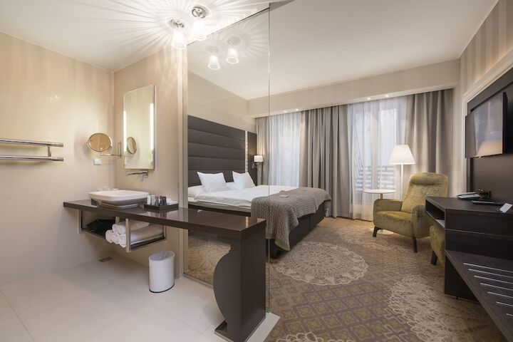 Room 11 of 80