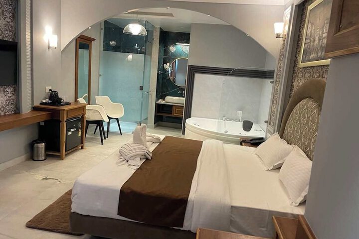 Room 16 of 33
