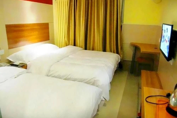 Room 4 of 7
