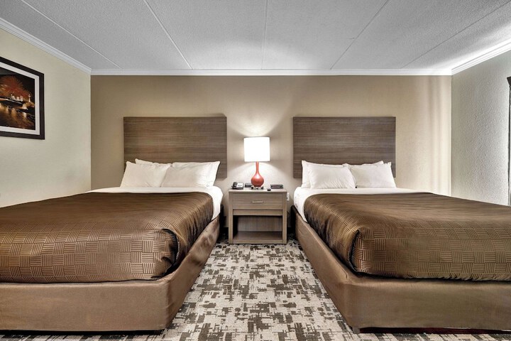 2 Queen Beds (2 of 15)