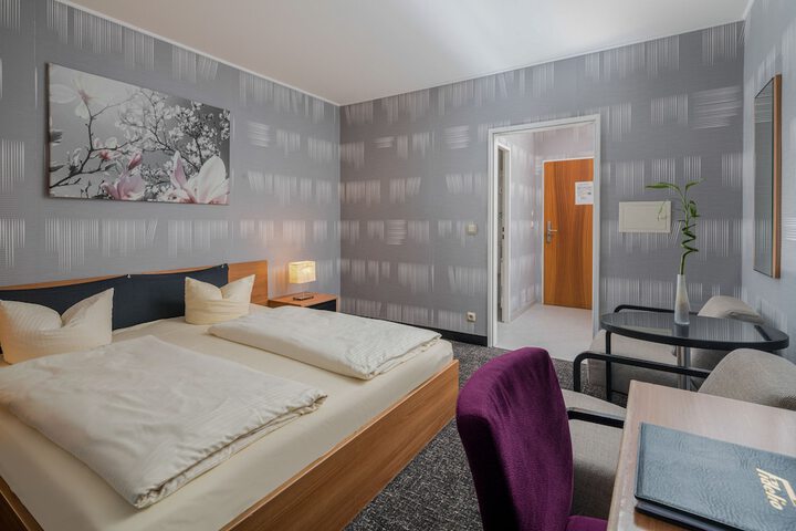 Room 33 of 64